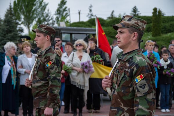 Veterani, diplomaţi şi simpli cetăţeni i-au comemorat pe cei căzuţi in Marele Război pentru apărarea patriei, eroii care au eliberat teritoriul Moldovei de sub ocuăaţia fascistă. - Sputnik Moldova