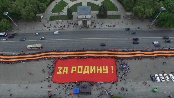 Participanşii la marş au întins o panglica Sfântul Gheorghe cu o lungime de 365 metri. - Sputnik Moldova