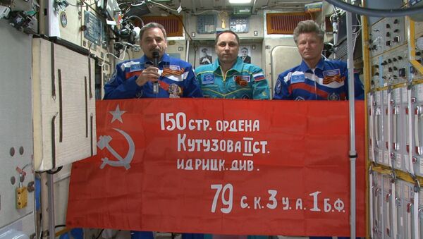 СПУТНИК_Космонавты развернули знамя Победы на МКС и поздравили ветеранов с праздником - Sputnik Молдова