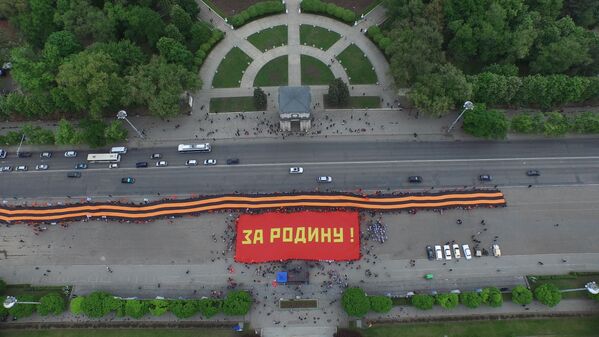 Participanşii la marş au întins o panglica Sfântul Gheorghe cu o lungime de 365 metri. - Sputnik Moldova
