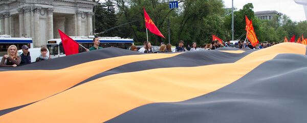 Участники акции развернули 365-метровую Георгиевскую ленту. Участники акции развернули 365-метровую Георгиевскую ленту. - Sputnik Молдова