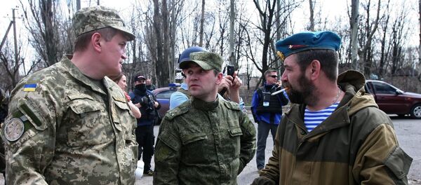 Представители ОБСЕ посетили район поселка Пески в Донецкой области Представители ОБСЕ посетили район поселка Пески в Донецкой области - Sputnik Молдова
