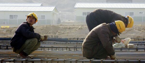 North Korean workers construct a factory in the Kaesong Industrial Complex, north of the inter-Korean border, North Korea (file photo) - Sputnik Moldova