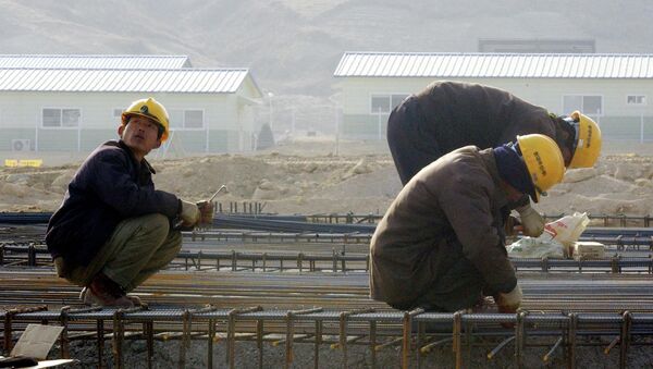 North Korean workers construct a factory in the Kaesong Industrial Complex, north of the inter-Korean border, North Korea (file photo) - Sputnik Moldova