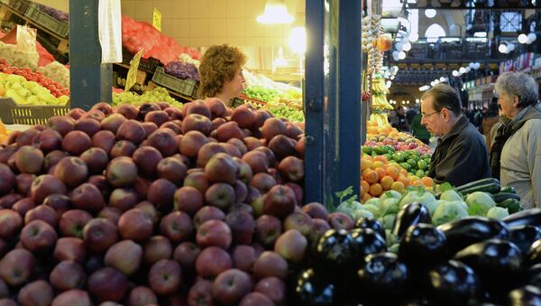 Customers at a fruit and vegetables counter at the Central Market Hall - Sputnik Moldova