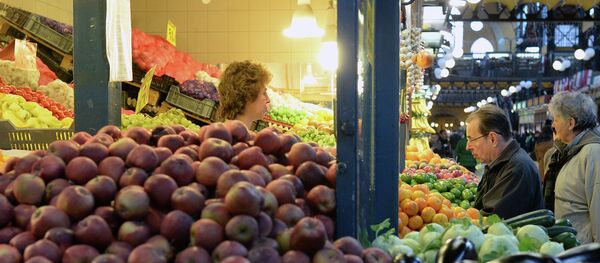 Customers at a fruit and vegetables counter at the Central Market Hall - Sputnik Молдова