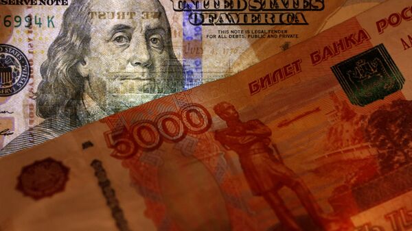 Денежные купюры США и России - Sputnik Moldova
