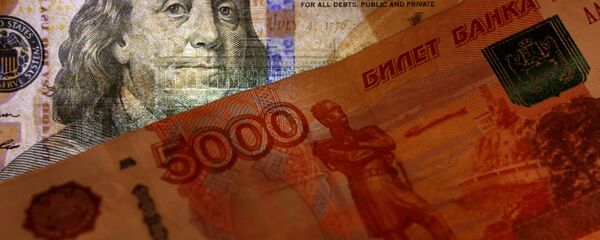 Денежные купюры США и России - Sputnik Moldova