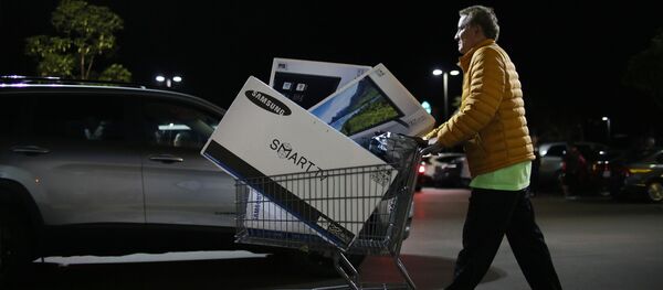 Покупатель вывыходит после покупки электронных элементов во время распродаж - Sputnik Moldova-România