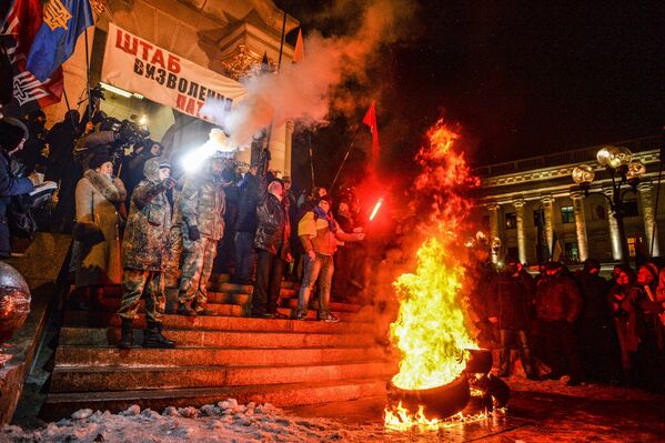 Митингующие по случаю годовщины начала евромайдана 21 ноября зажгли несколько автомобильных покрышек на площади Независимости в Киеве. - Sputnik Молдова