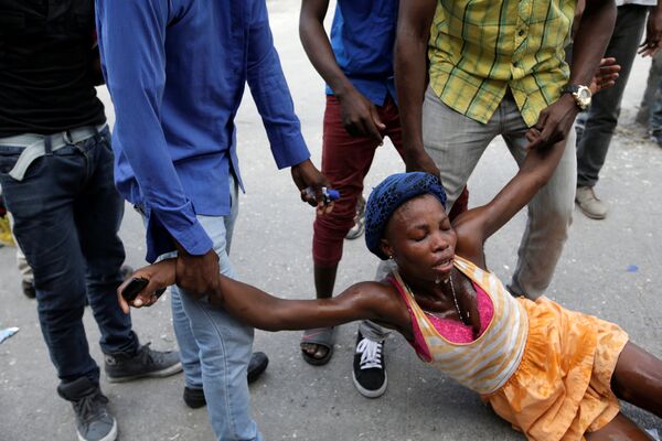Разгон демонстрации сторонников политический партии Fanmi Lavalas в Порт-о-Пренсе, Гаити. Лидером партии является Жан-Бертран Аристид, бывший президент Гаити. в 2014 году он был помещён под домашний арест по обвинению в коррупции. - Sputnik Молдова