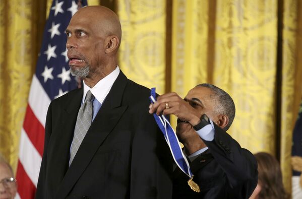 Барак Обама 23 ноября вручил высшую гражданскую награду США, президентскую медаль Свободы. В число 21 номинанта этого года вошел, в частности, баскетболист Карим Абдул-Джаббар. - Sputnik Молдова