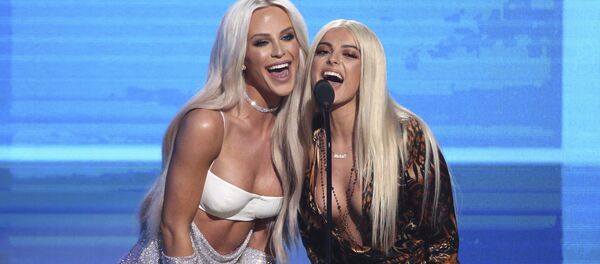 Бьюти-блогер Великолепная Гиги и певица Рекса Биби на церемонии вручения одной из самых главных музыкальных наград American Music Awards в Лос-Анджелесе. - Sputnik Молдова