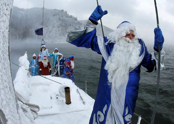 Члены красноярского яхт-клуба Шкипер при температуре воздуха минус 21 градус отметили окончание парусного сезона на Енисее - Sputnik Молдова