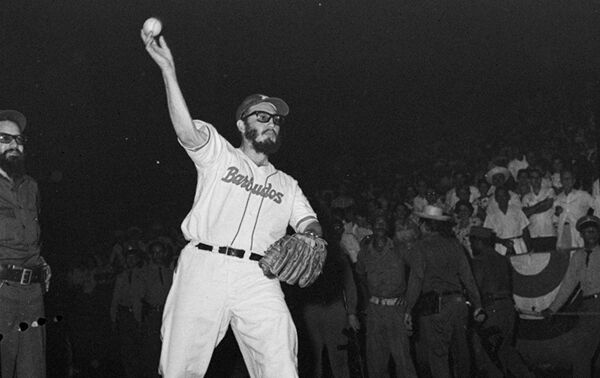 Фидель Кастро играет в бейсбол против полицейской команды, 24 июля 1959 года. - Sputnik Молдова