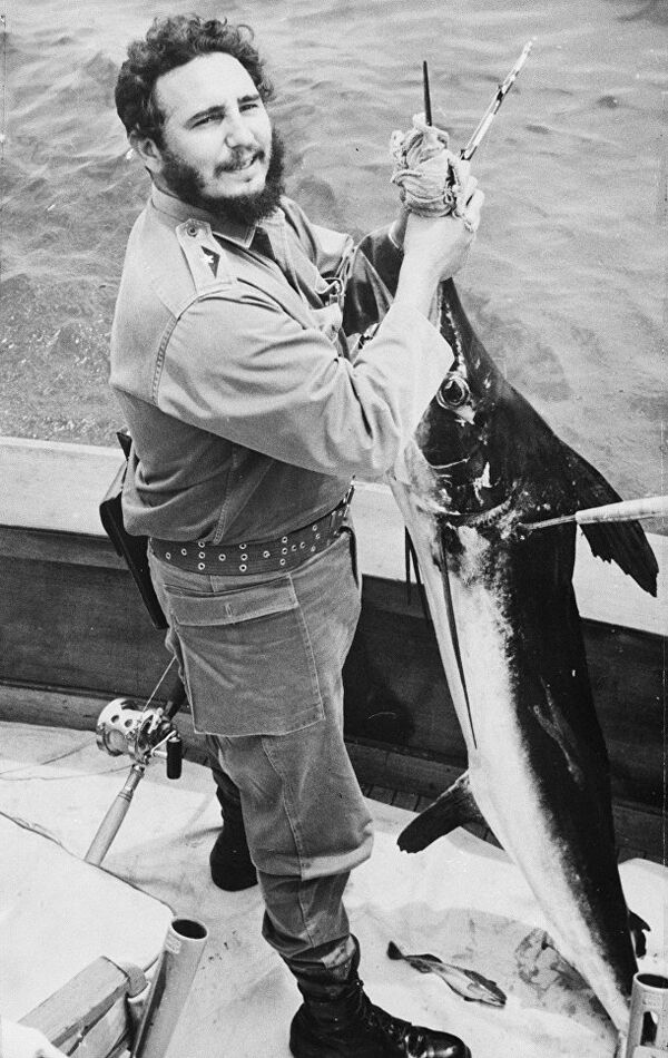 В мае 1960 года Фидель Кастро занял второе место на турнире по рыбной ловле имени Эрнеста Хемингуэя, поймав голубого марлина весом около 25 кг. - Sputnik Молдова