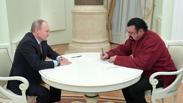 Президент РФ В. Путин встретился с американским актёром С. Сигалом - Sputnik Молдова