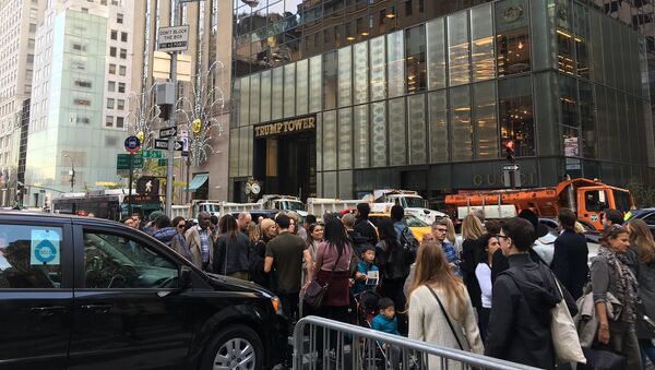 Trump Tower, GOP presidential nominee Donald Trump's unofficial headquarters, has been barricaded with the New York City Department of Sanitation trucks with sand in order to minimize damage from potential terrorist attacks, TMZ online outlet reported - Sputnik Moldova-România