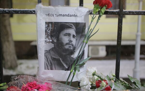 Москвичи несут цветы к посольству Кубы в Москве в память о Фиделе Кастро - Sputnik Молдова