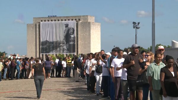Тысячи кубинцев выстроились в очередь для прощания с Фиделем Кастро в Гаване - Sputnik Молдова