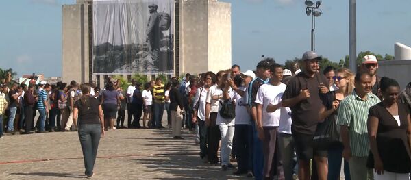 Тысячи кубинцев выстроились в очередь для прощания с Фиделем Кастро в Гаване Тысячи кубинцев выстроились в очередь для прощания с Фиделем Кастро в Гаване - Sputnik Молдова