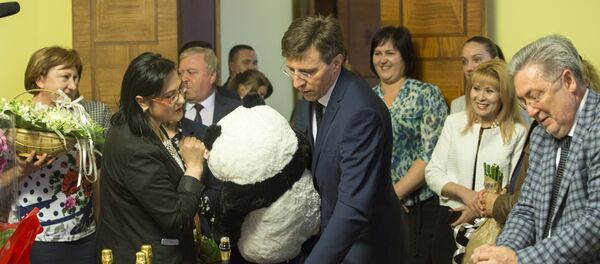 Сотрудники мэрии Кишинева поздравляют шефа Дорина Киртоакэ с бракосочетанием - Sputnik Moldova