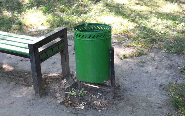 Coș de gunoi fără fund într-un parc din sectorul Botanica - Sputnik Moldova