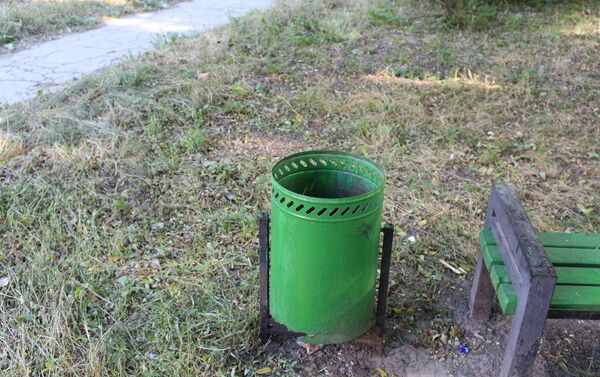 Coș de gunoi fără fund într-un parc din sectorul Botanica - Sputnik Moldova