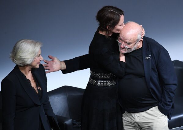 Actrița britanică Helen Mirren, actrița americană  Uma Thurman și fotograful de modă neamț  Peter Lindbergh (de la stânga la dreapta) la prezentarea calendarului Pirelli 2017 - Sputnik Moldova