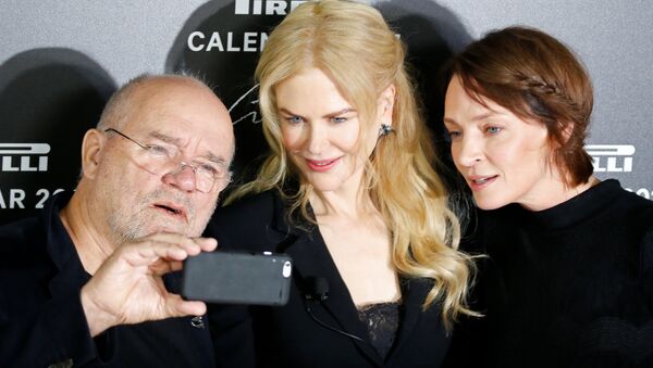 Fotgraful de modă  Peter Lindbergh, actrițele Nicole Kidman și Uma Thurman la prezentarea calendarului Pirelli 2017 - Sputnik Moldova