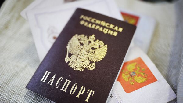 Российский паспорт, иллюстративное фото.  - Sputnik Молдова