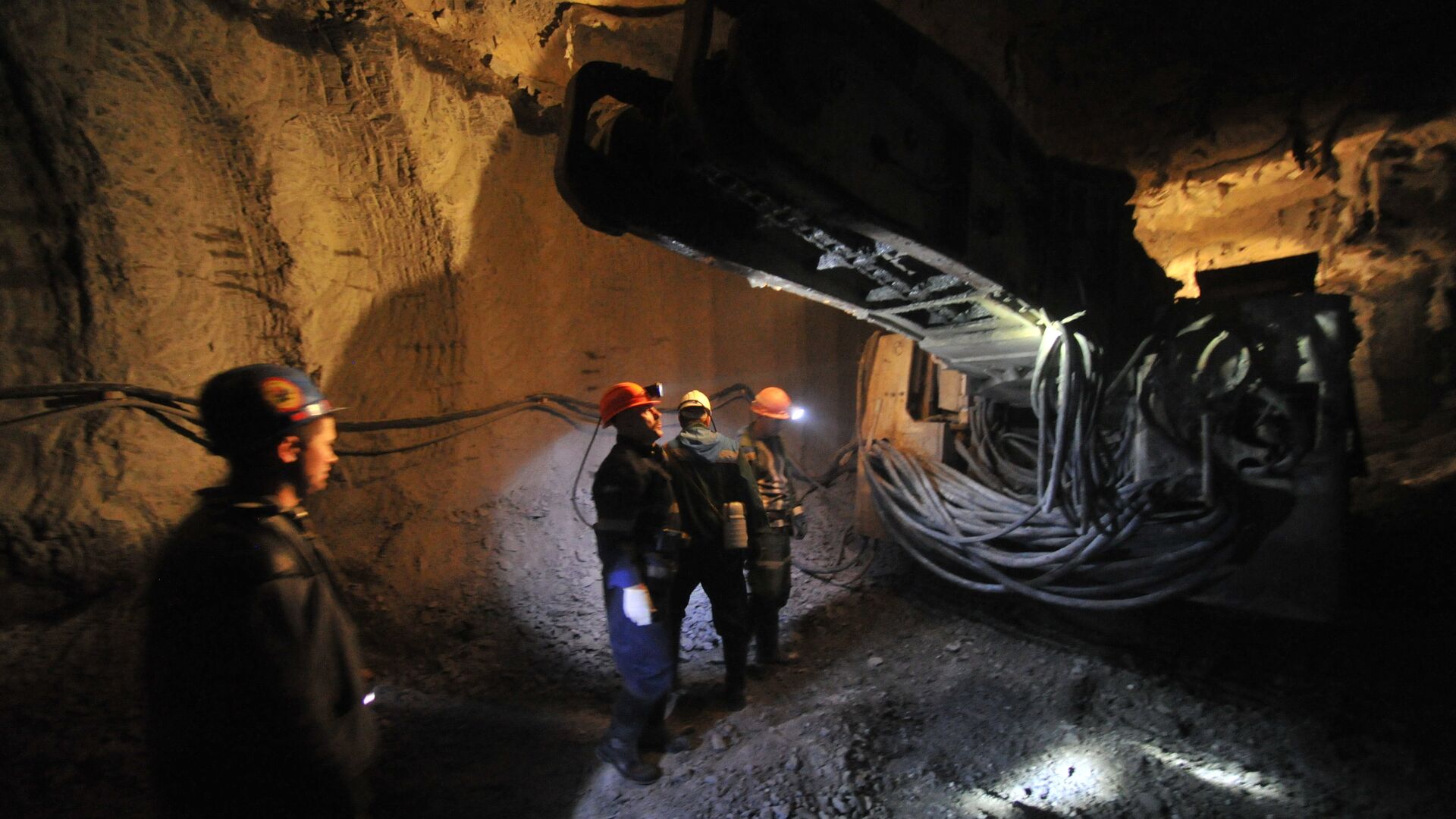 Extracting diamond-bearing kimberlite ore at ALROSA's Internatsionalny diamond field in Mirny, Republic of Sakha (Yakutia) - Sputnik Moldova-România, 1920, 18.07.2022