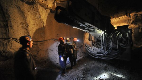 Extracting diamond-bearing kimberlite ore at ALROSA's Internatsionalny diamond field in Mirny, Republic of Sakha (Yakutia) - Sputnik Moldova-România