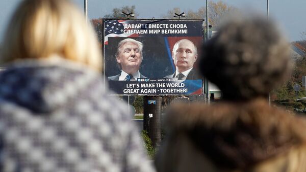 Un panou care prezintă imagini cu presedintele ales  Donald Trump și președintele rus, Vladimir Putin - Sputnik Moldova
