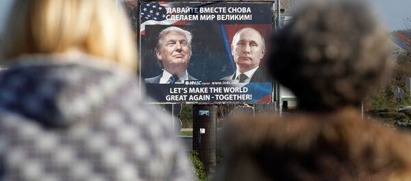 Un panou care prezintă imagini cu presedintele ales  Donald Trump și președintele rus, Vladimir Putin - Sputnik Moldova