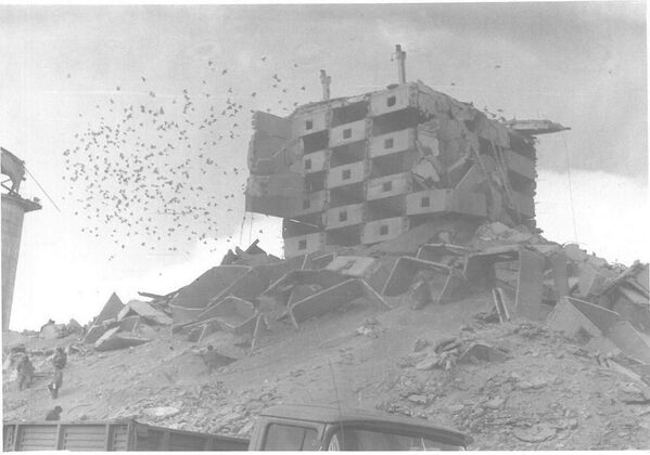 Город Спитак после землетрясения в 1988 году - Sputnik Молдова