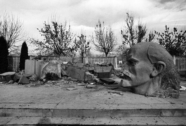 Разрушенный землетрясением памятник В.И. Ленину - Sputnik Молдова