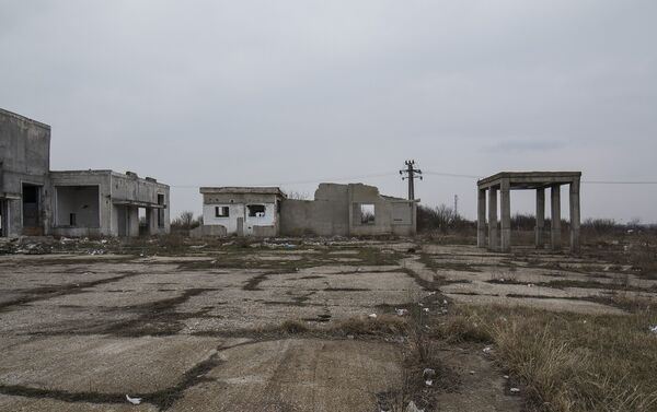 Такие заброшенные здания не редкость для Румынии. - Sputnik Молдова