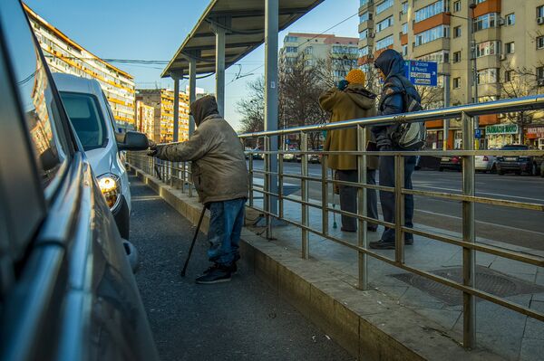 Попрошайка в Бухаресте. Попрошайка в Бухаресте. - Sputnik Молдова