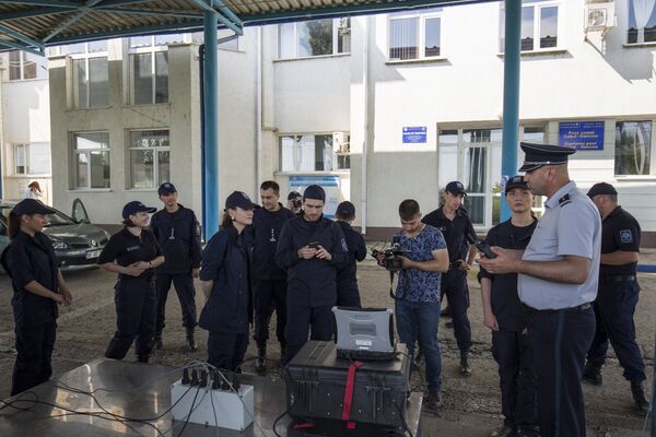Jurnaliștii examinează  echipamentul de scanare a camioanelor sigilate - Sputnik Moldova