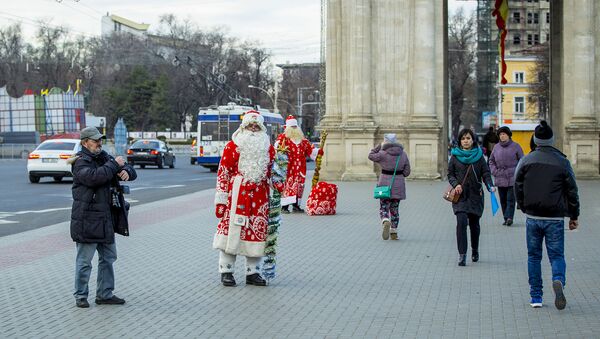 Деды морозы в центре Кишинева - Sputnik Молдова