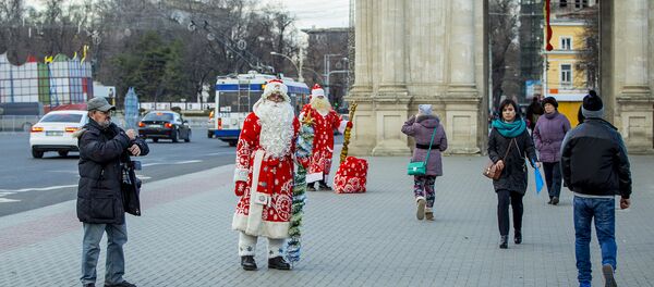 Деды морозы в центре Кишинева Деды морозы в центре Кишинева - Sputnik Молдова