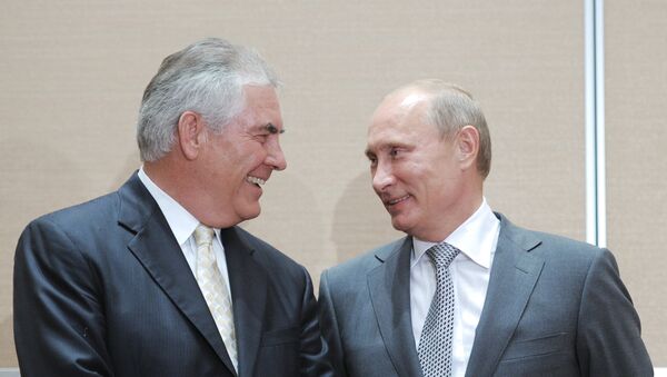 Президент РФ Владимир Путин и президент, председатель Совета директоров компании ЭксонМобил Рекс Тиллерсон (справа налево) - Sputnik Молдова