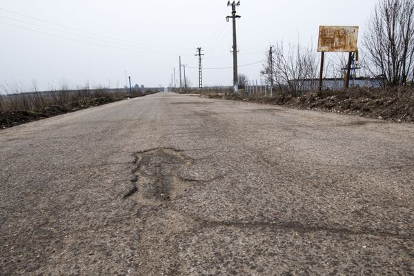 Дорога близ Котень - 40 километров от Бухареста. Ямы. - Sputnik Молдова