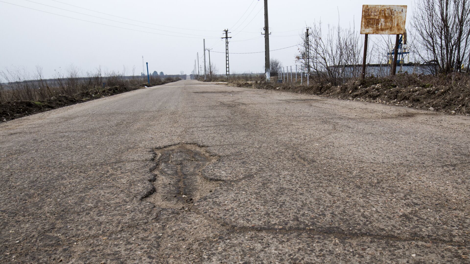 Drum spre localitatea Coteni, amplasată la aproximativ 40km Sud-Vest de București - Sputnik Moldova, 1920, 01.02.2022