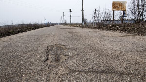 Drum spre localitatea Coteni, amplasată la aproximativ 40km Sud-Vest de București - Sputnik Moldova