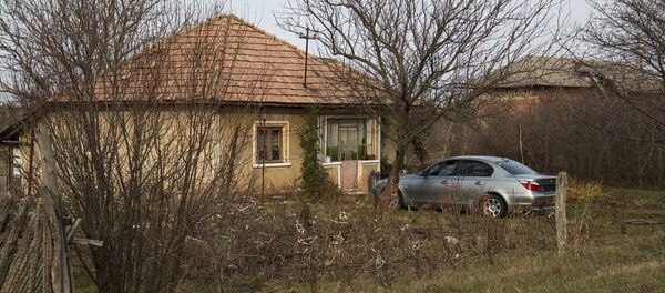 Жилой дом в пригороде Бухареста. Небогатое строение, зато припаркована бэха - румыны любят пустить пыль в глаза. - Sputnik Молдова
