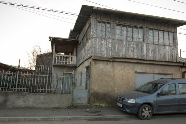 Да, в этом доме, который находится на окраине Бухареста, живут люди. - Sputnik Молдова