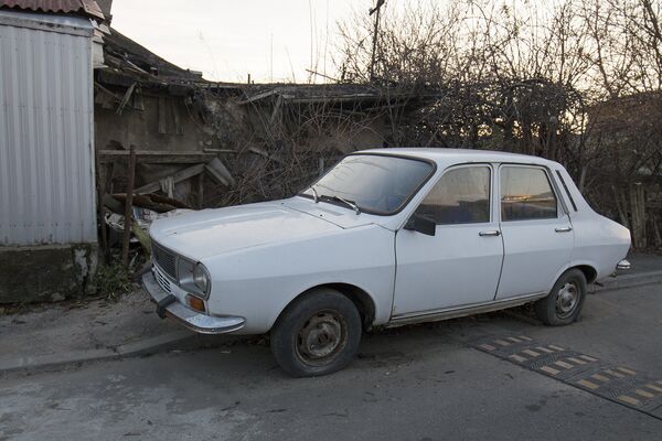 Легендарная Dacia 1300, припаркованная на одной из улиц румынской столицы. - Sputnik Молдова