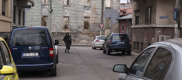 Ruină și boschetar în centrul Bucureștiului Ruină și boschetar în centrul Bucureștiului - Sputnik Moldova-România